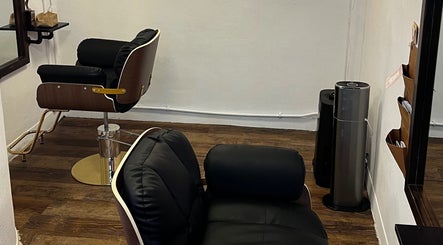 Hola Studio的時尚理髮椅,位於香港島, 香港島, HK,展現優雅氛圍。