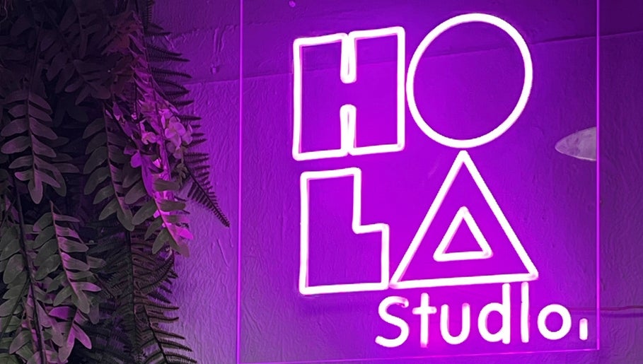 Hola Studio neon标志和植物背景位于香港島, 香港島, HK。