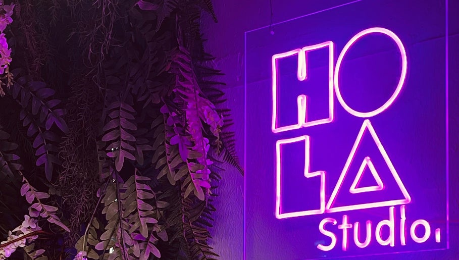 Hola Studio 霓虹标志与植物墙在香港島, 香港島, HK的美丽展示。