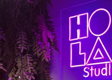 Hola Studio 霓虹标志与植物墙在香港島, 香港島, HK的美丽展示。