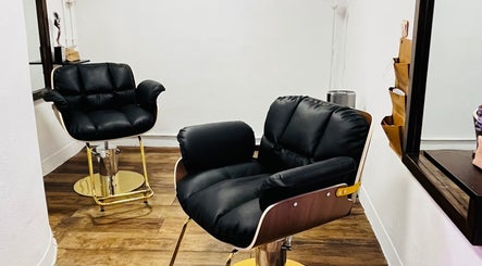 位于香港島的Hola Studio，舒适的黑色美容椅，衬托典雅现代的环境。