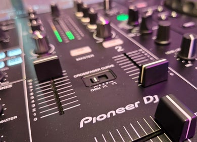 Hola Studio 的混音設備，位於香港島, 香港島, HK，展現專業音響設施。