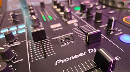 Hola Studio 的混音設備，位於香港島, 香港島, HK，展現專業音響設施。