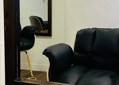 Hola Studio 位於香港島的舒適座椅和鏡子，提升理髮體驗。