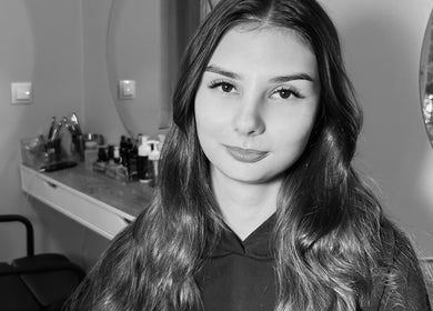 Клиентка mi.lash.es в студии в Познани, с идеальными ресницами и ухоженными волосами.