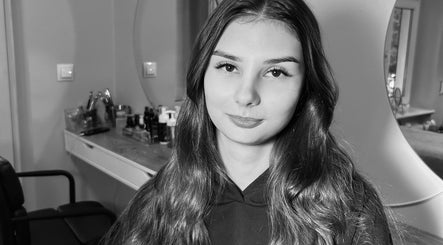 Клиентка mi.lash.es в студии в Познани, с идеальными ресницами и ухоженными волосами.