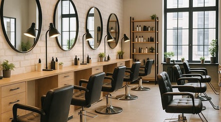 Innenansicht von Foruzan's Cut&Kosmetik in Düsseldorf, stilvolle Frisierstühle und große Spiegel.