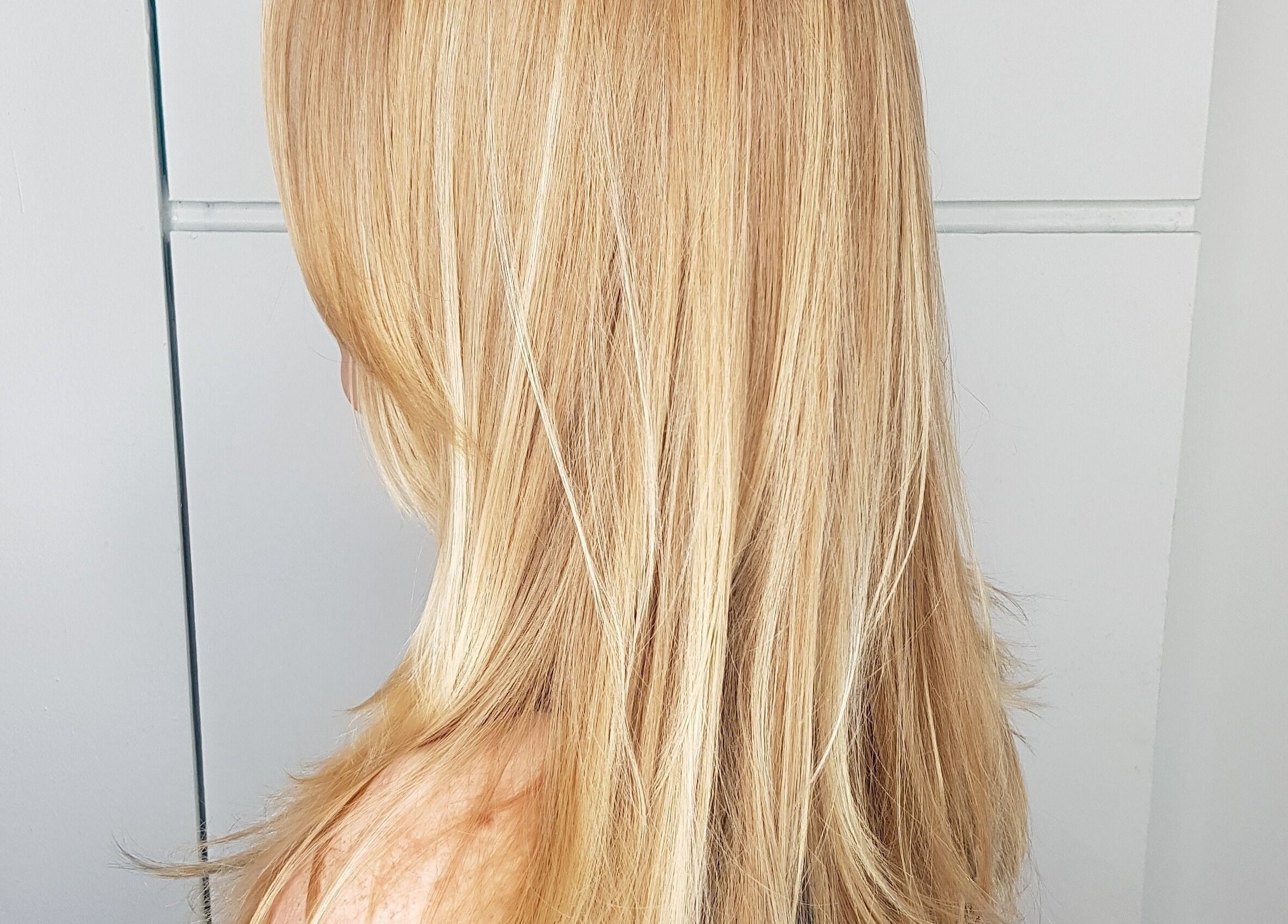 Stylish blonde hairstyle at Blond Plus Felix, Hong Kong Island, showcasing sleek and shiny hair.