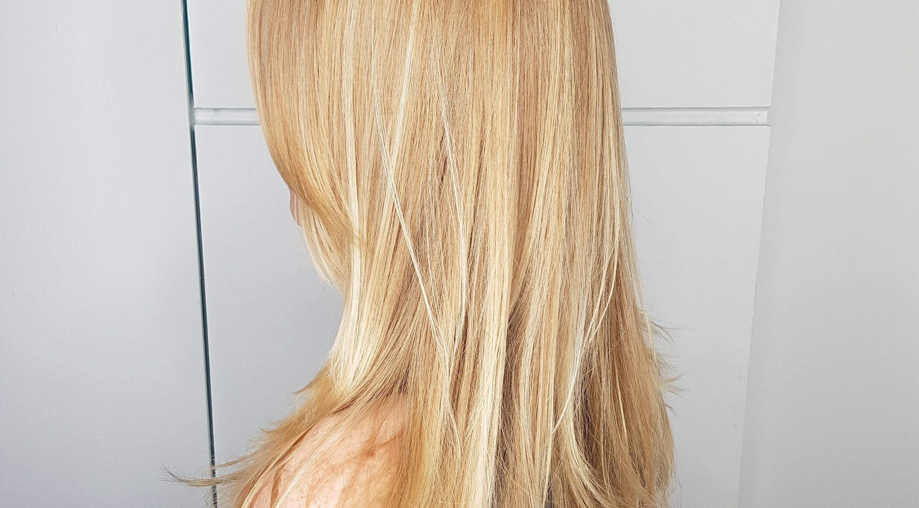 Stylish blonde hairstyle at Blond Plus Felix, Hong Kong Island, showcasing sleek and shiny hair.