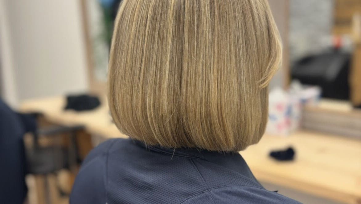 Sleek bob hairstyle at Leanne at cabello, Eastrington, England, GB. Elegant blonde texture.