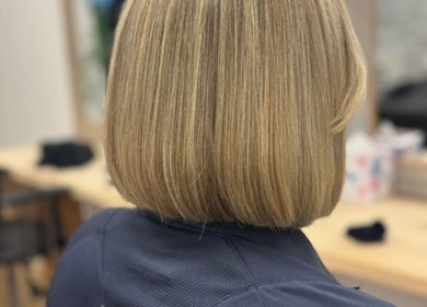 Sleek bob hairstyle at Leanne at cabello, Eastrington, England, GB. Elegant blonde texture.