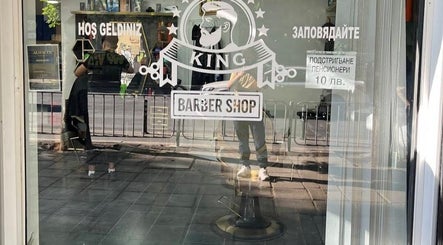 واجهة King BarBer Shop تعكس التصميم العصري في صوفيا، مقاطعة صوفيا، BG.