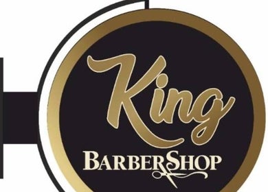 شعار King BarBer Shop الفخم بسوفيا، محافظة مدينة صوفيا، بلغاريا بالذهبي والأسود.