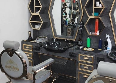 كرسي حلاقة أنيق في King BarBer Shop، صوفيا، محافظة صوفيا، BG