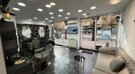 داخل صالون King BarBer Shop في صوفيا، محافظة صوفيا سيتي، بلغاريا تصميم عصري ومقاعد مريحة.