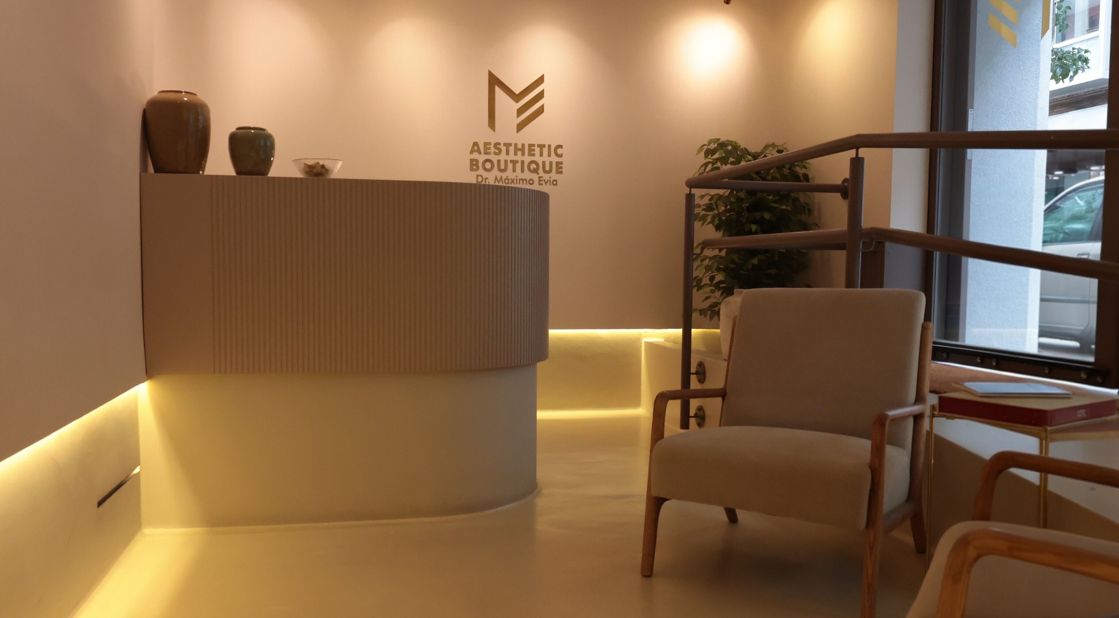 Espacioso vestíbulo Aesthetic Boutique Dr. Máximo Evia en Madrid, Comunidad De Madrid, ES con diseño elegante.