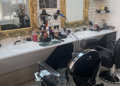 Chic styling stations at ANTHONY BARBER & BEAUTY SALOON, Northampton, England, GB with vintage mirrors.