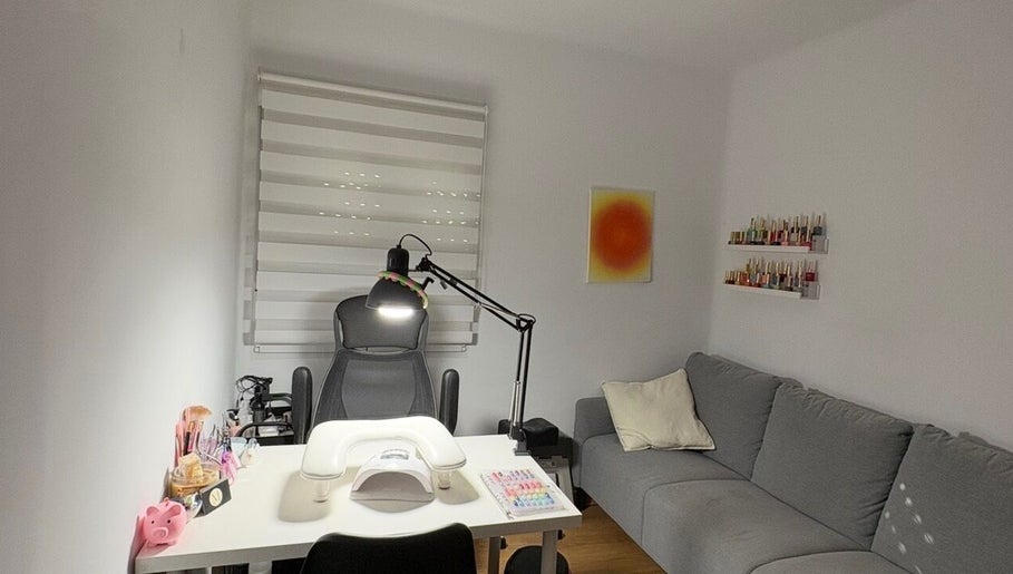Estudio acogedor de Nailsbymiacanelon en Madrid, Comunidad De Madrid, ES, con mesa para manicura y sofás.
