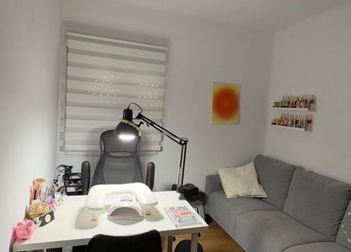 Estudio acogedor de Nailsbymiacanelon en Madrid, Comunidad De Madrid, ES, con mesa para manicura y sofás.