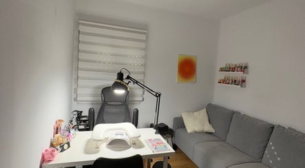 Estudio acogedor de Nailsbymiacanelon en Madrid, Comunidad De Madrid, ES, con mesa para manicura y sofás.