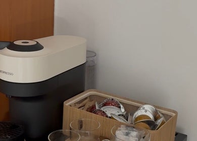 Máquina de café en Nailsbymiacanelon, Madrid, Comunidad De Madrid, ES. Listo para disfrutar un café relajante.
