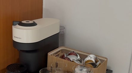 Máquina de café en Nailsbymiacanelon, Madrid, Comunidad De Madrid, ES. Listo para disfrutar un café relajante.