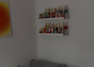 Estantes con esmaltes en Nailsbymiacanelon, Madrid, Comunidad De Madrid, ES, destacando variedad de colores.