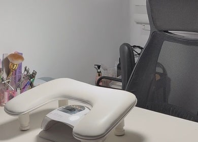 Mesa de manicura en Nailsbymiacanelon, Madrid, Comunidad De Madrid, ES, con herramientas y lámpara UV.