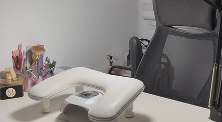 Mesa de manicura en Nailsbymiacanelon, Madrid, Comunidad De Madrid, ES, con equipo profesional y decoración elegante.