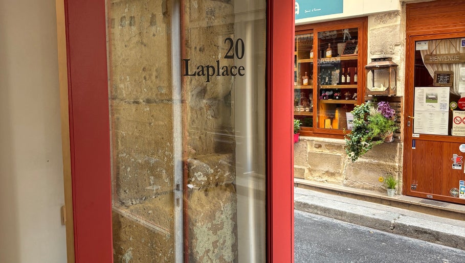Entrée rouge au 20 Laplace près de Bj Studio, Paris, Île-de-france, FR, face à une vitrine fleurie.