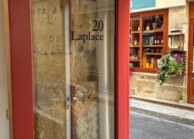 Entrée rouge au 20 Laplace près de Bj Studio, Paris, Île-de-france, FR, face à une vitrine fleurie.