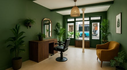 Intérieur chic de Bj Studio à Paris, Île-de-France avec chaise coiffure, plantes vertes et décor élégant.