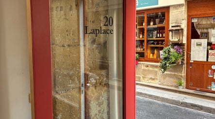 Entrée de Bj Studio, située au 20 Laplace, Paris, Île-de-France, FR, avec une décoration élégante.