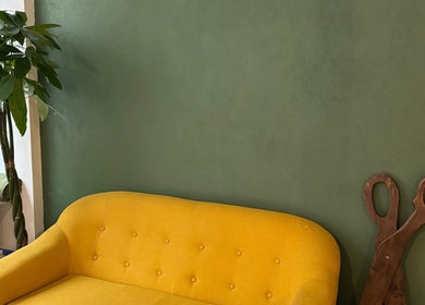 Salon lumineux avec canapé jaune à Bj Studio, Paris, Île-de-France, FR, décoré d'une plante verte.