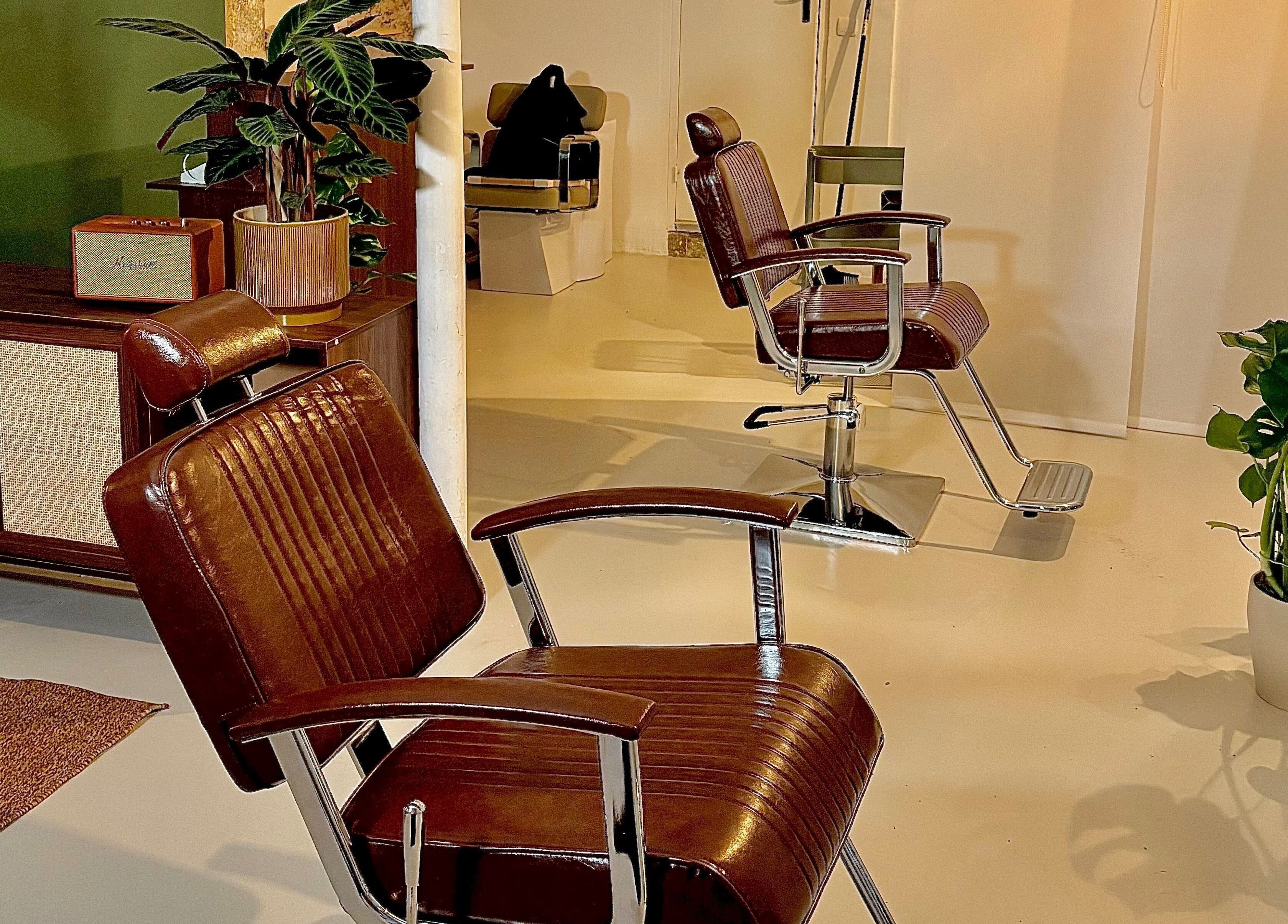 Chaises élégantes chez Bj Studio, Paris, Île-de-France, FR. Ambiance moderne et naturelle.