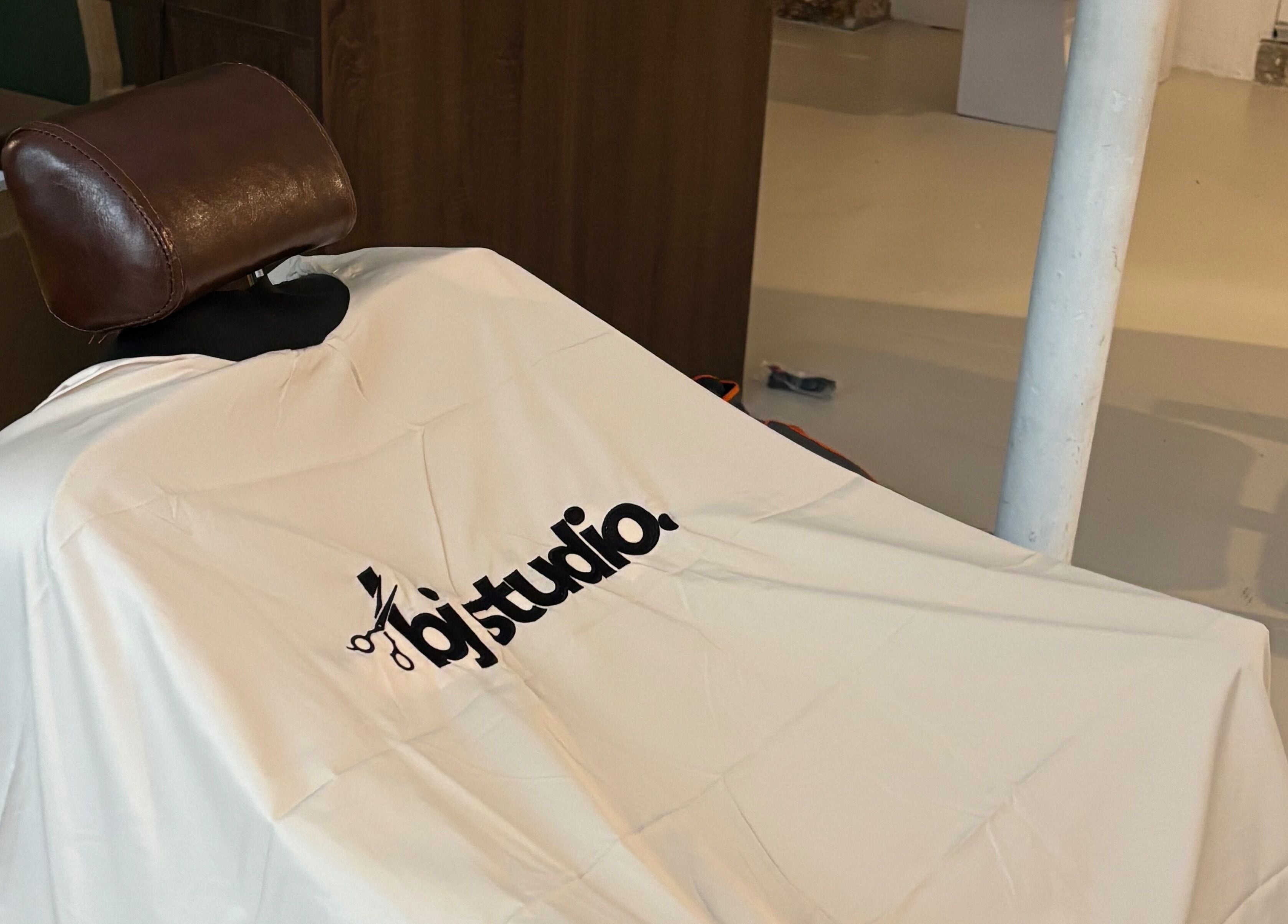 Fauteuil élégant chez Bj Studio à Paris, Île-de-france, FR, préparé pour soin de beauté.