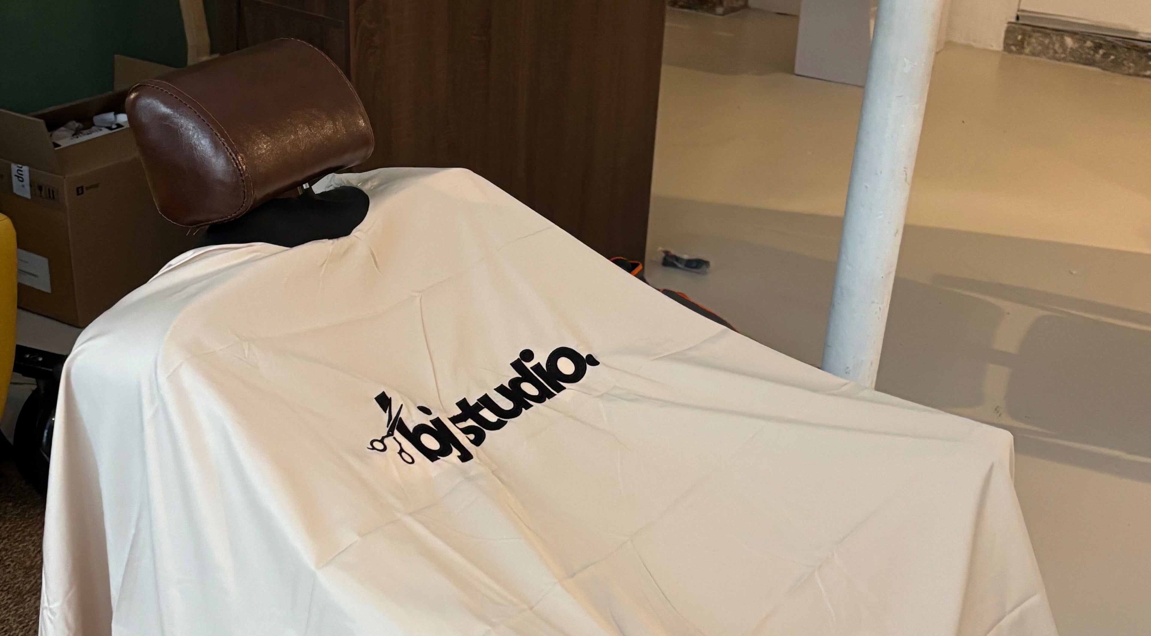 Fauteuil élégant chez Bj Studio à Paris, Île-de-france, FR, préparé pour soin de beauté.