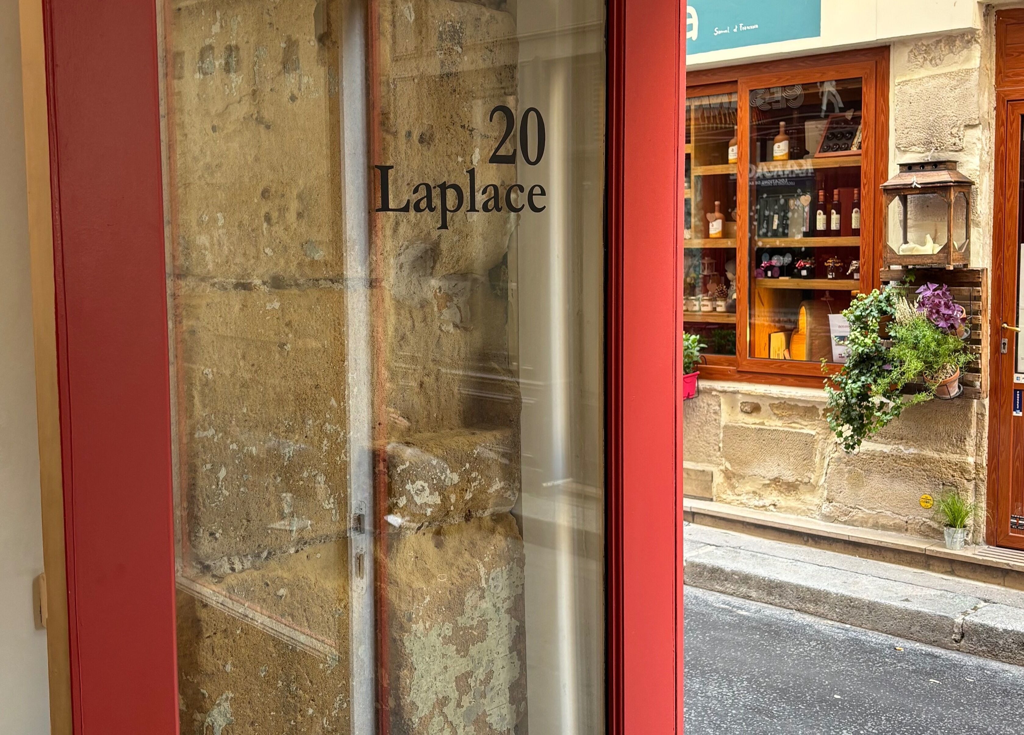 Entrée du Bj Studio à Paris, Île-de-France, FR, avec détails architecturaux distinctifs.