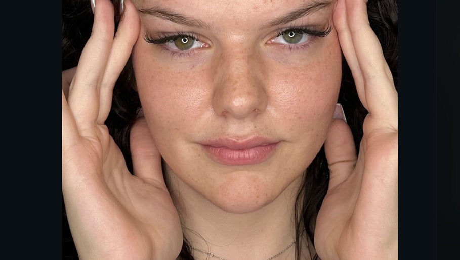 Modelo com extensões de cílios feitas pela LUXE LASHES & CO em Trois-Rivières, Québec, CA.
