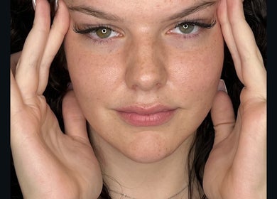 Modelo com extensões de cílios feitas pela LUXE LASHES & CO em Trois-Rivières, Québec, CA.