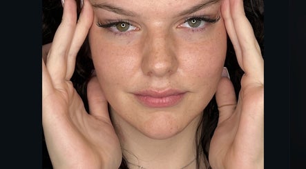 Modelo com extensões de cílios feitas pela LUXE LASHES & CO em Trois-Rivières, Québec, CA.