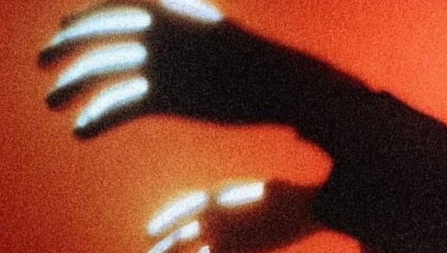 Ombra di mani su sfondo arancione a Nostress, Napoli, Campania, IT. Arte e benessere unici.