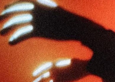 Ombra di mani su sfondo arancione a Nostress, Napoli, Campania, IT. Arte e benessere unici.