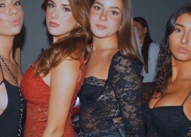 Serata moda a Nostress, Napoli, Campania. Gruppo di persone festeggia con stile.