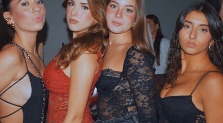 Serata moda a Nostress, Napoli, Campania. Gruppo di persone festeggia con stile.
