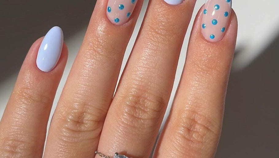 Móng tay nghệ thuật với chấm bi xanh tại demo nail, Hà Nội, Hà Nội, VN.