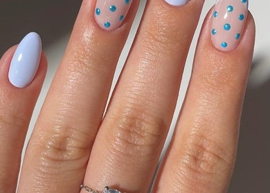 Móng tay nghệ thuật với chấm bi xanh tại demo nail, Hà Nội, Hà Nội, VN.