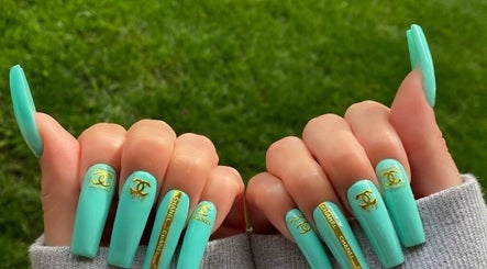 Móng tay xanh ngọc tại Demo Nail, Hà Nội, Hà Nội, VN, thiết kế sang trọng và độc đáo.