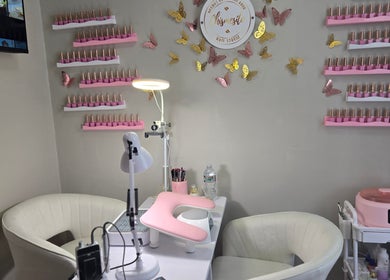 Sala de manicura elegante en Chismesito, Malden, Massachusetts, US, con decoración de mariposas.