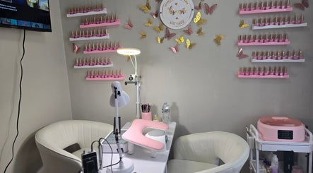 Sala de manicura elegante en Chismesito, Malden, Massachusetts, US, con decoración de mariposas.